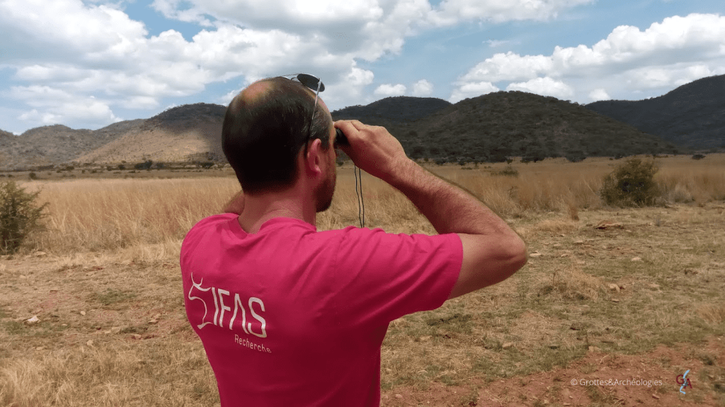 Laurent Bruxelles portrait avec l'association Grottes&Archéologies