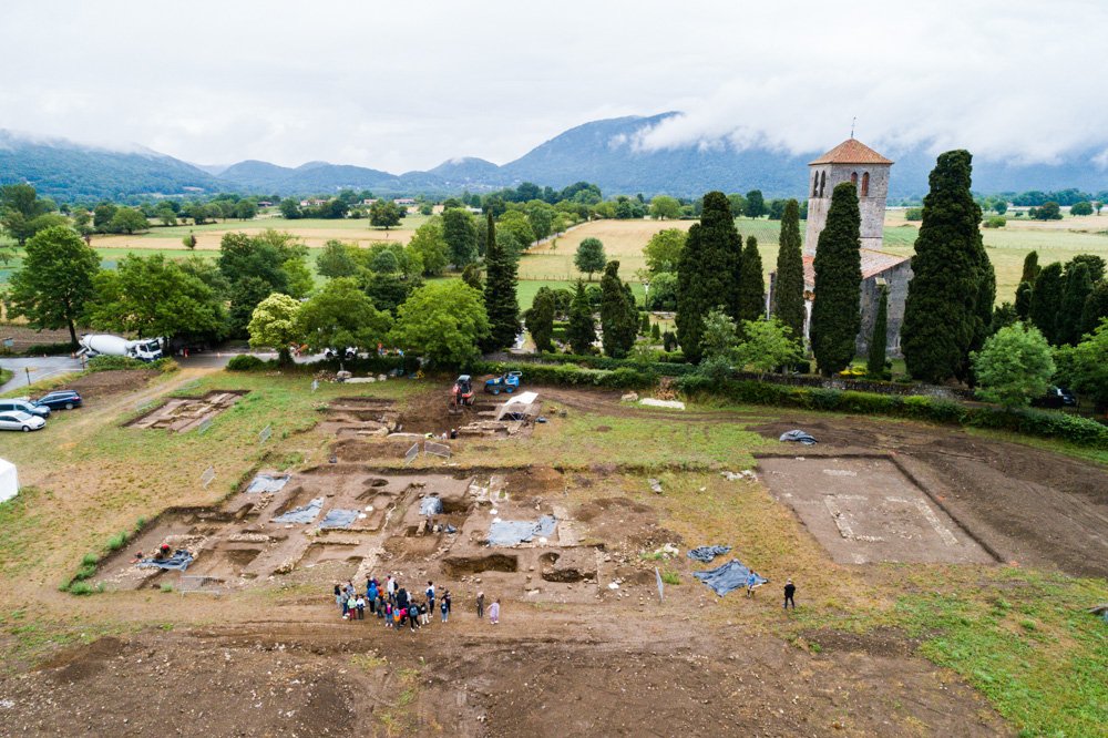 Vue du chantier de fouille de Saint-Just de Valcabrère avec en fond la basilique et un groupe en pleine visite (c) William Van Andringa 2022