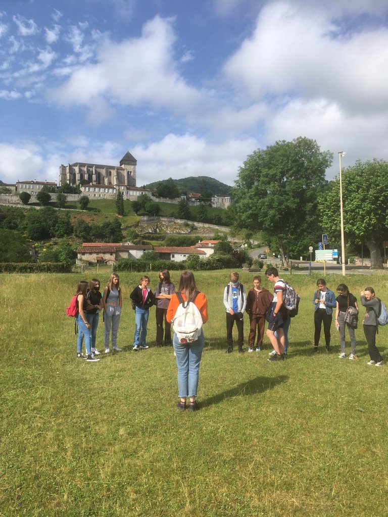 Des élèves sur le forum de la ville basse de St Bertrand de Comminges (c) collège Salies-du-Salat