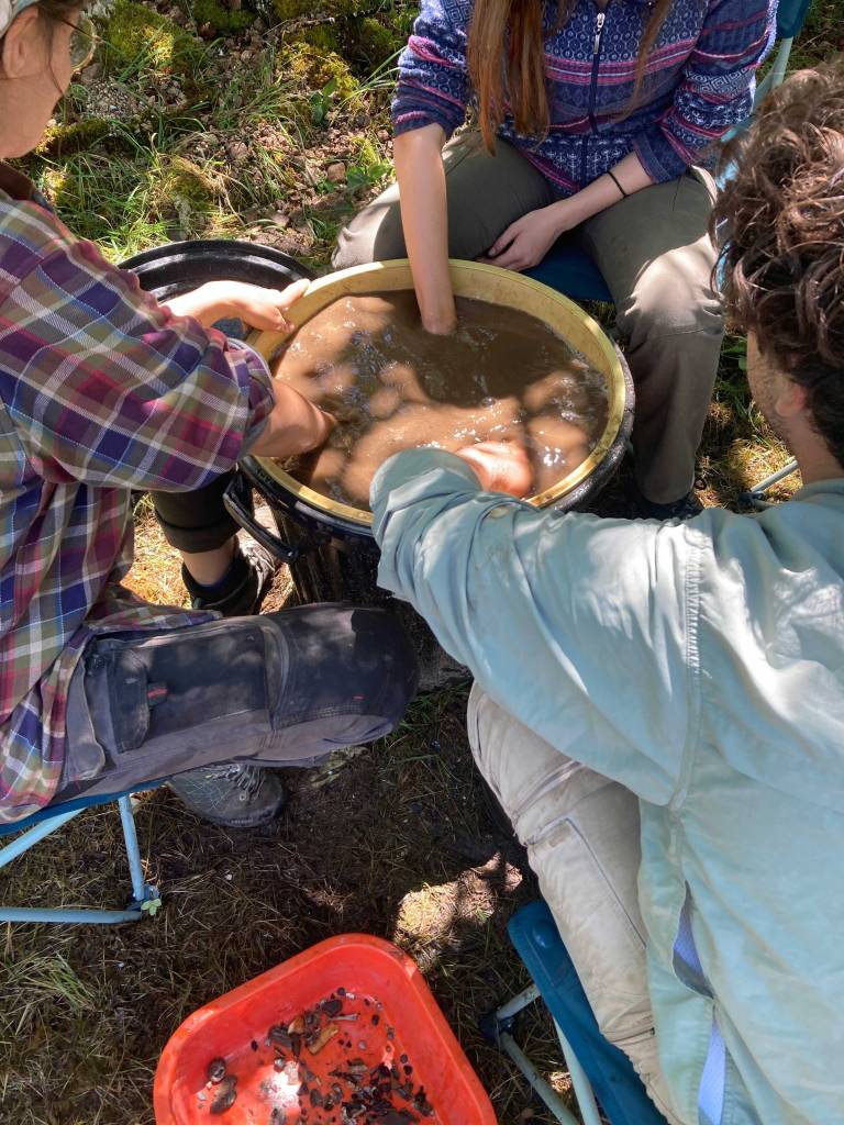 Fouilleurs 2022 en train de tamiser