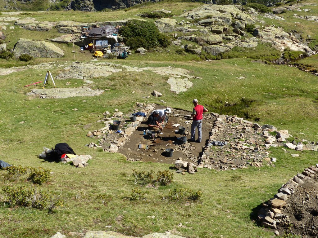 Vu de la maison du secteur 1 en train d'être fouillée 