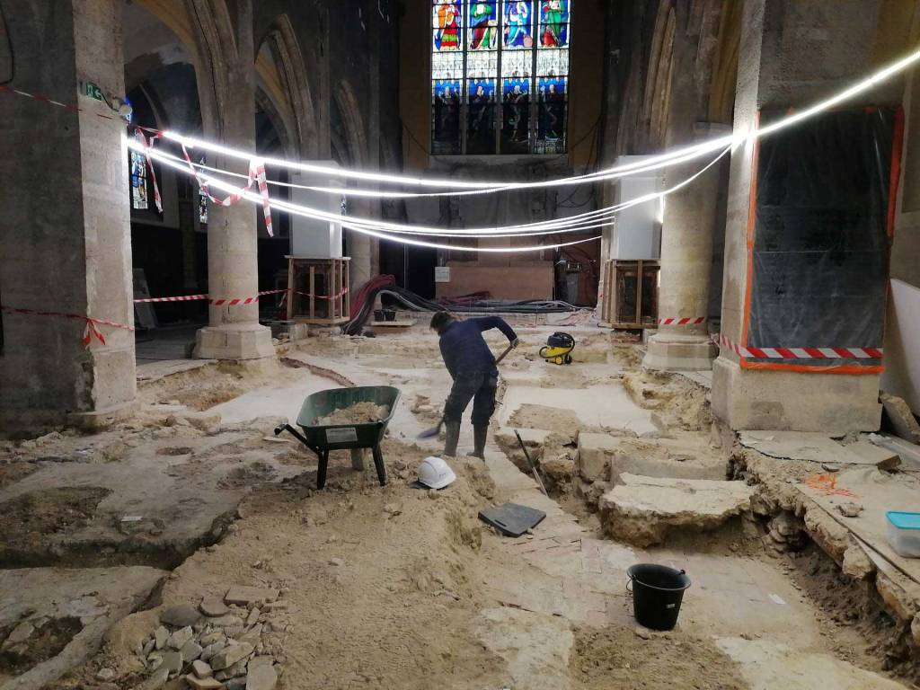 Vue générale du chantier de fouilles de l'église de Sceaux.
© Cécile Olive, Inrap